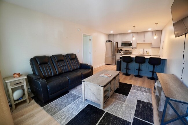 Building Photo - Green Hills Condo Living! Unit B6