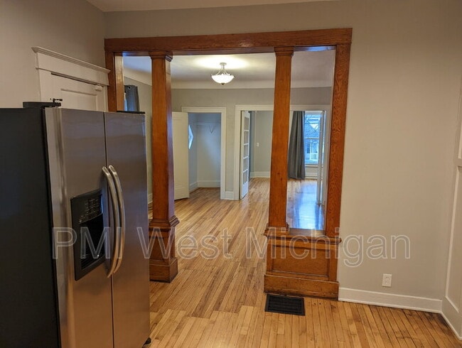 Photo - 144 Page St NE