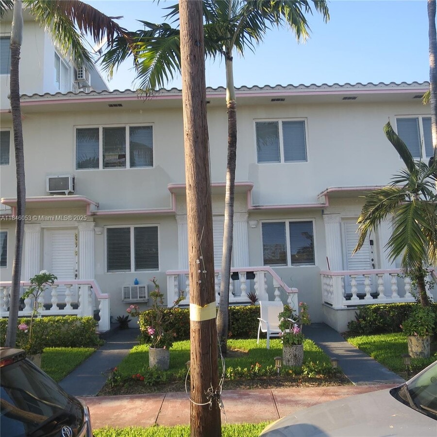 Photo - 841 W 40th St Apartment Unit 3