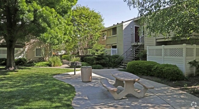 Community Area-BBQ & Picnic Area - Westdale Commons Apartments