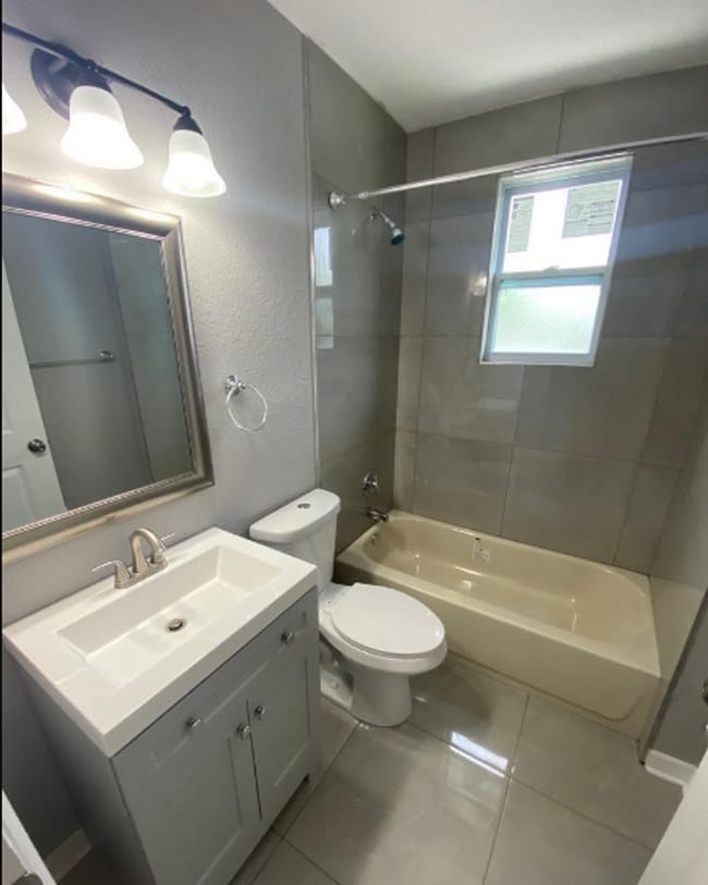 Photo - Charming Upstairs 2/1 - Available Now! Unit 1469 W 7th St - DOWNSTAIRS (OWNER SELLING)