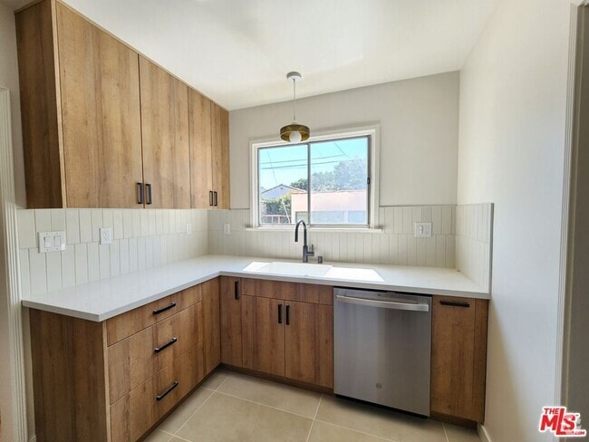Building Photo - 339 N Gardner St Rental