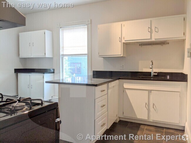 Building Photo - 392 Washington St Rental