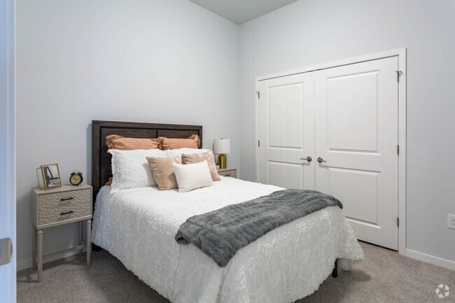 2 BR, 1 BA - The Senator - 863 SF
