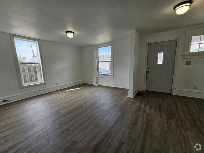Building Photo - 415 12th St SE Unit Lower Rental