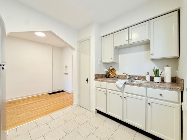 Photo - 5524 Chippewa St Unit 1W