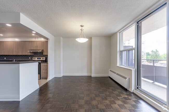1BR, 1BA - 740SF - Dining Room - Royal Hill