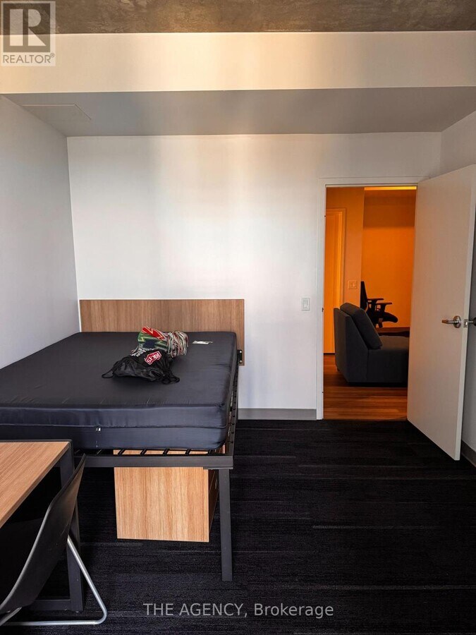 Photo - 253 College St