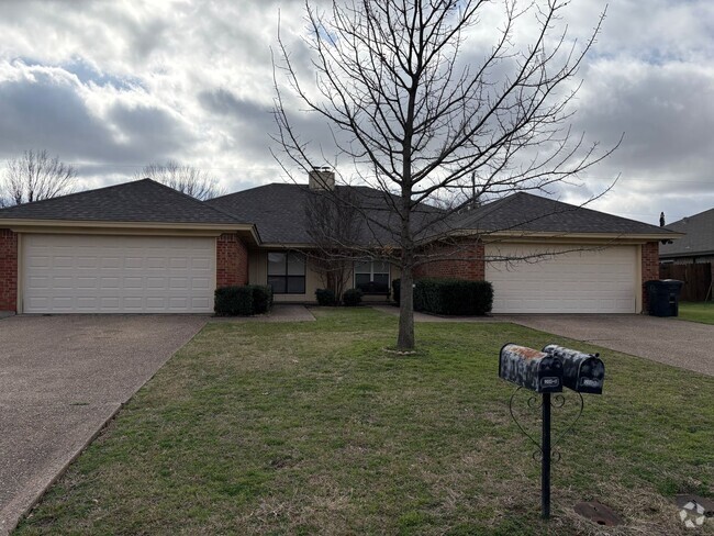 Building Photo - 3 bed 2 bath Duplex Rental