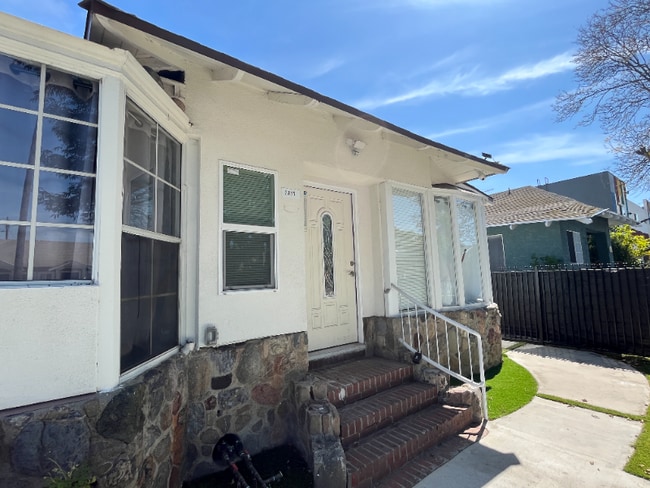 Photo - 2910 S Budlong Ave Unidad 2910 S Budlong Ave