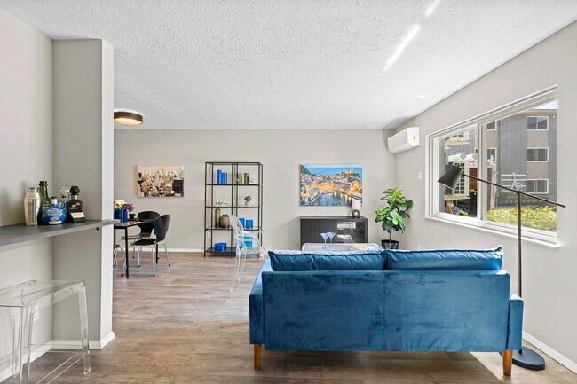 Photo - 10526 Clifton Blvd Unidad 303