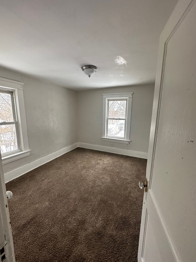 Photo - 872 E Crosier St