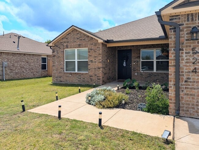 Building Photo - Welcome Home to Comfort and Convenience in Newcastle!