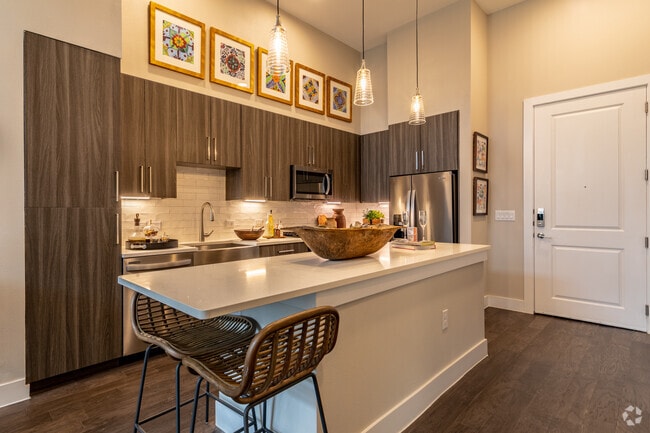 1BR, 1BA - 751SF