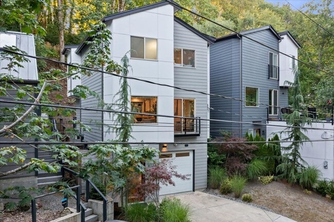 Photo - West Seattle - 3 Bedroom - 2.5 Bathroom w/ AC!