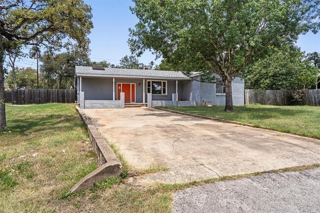 Building Photo - 2106 Allred Dr