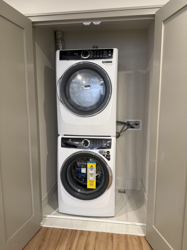 Photo - 587 College St Unit s 1-4