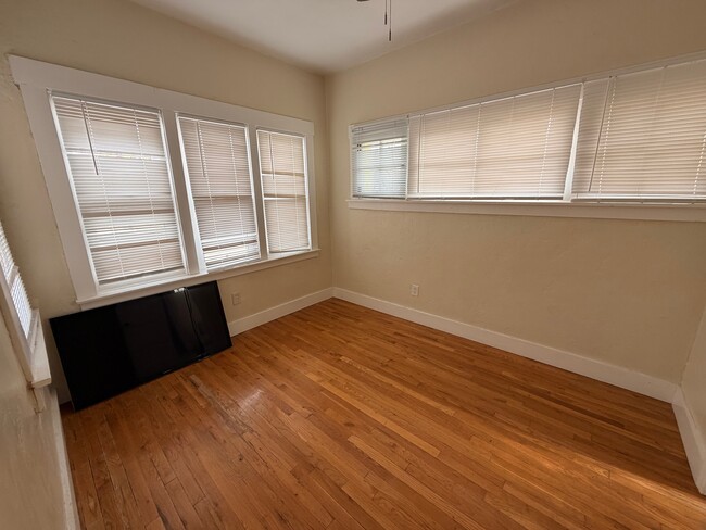 Photo - 1030 E 7th St