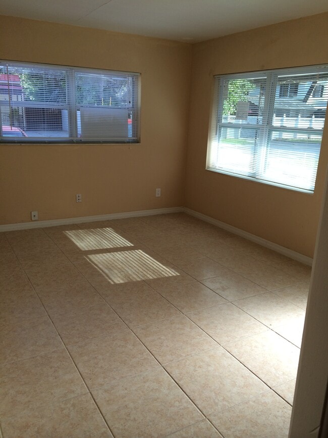 Building Photo - 914C Portage Street Rental