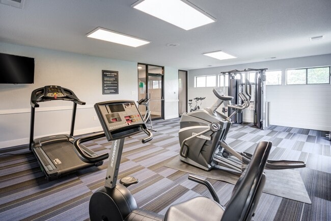 Lakeside Crossing at Eagle Creek Apartments and Townhomes