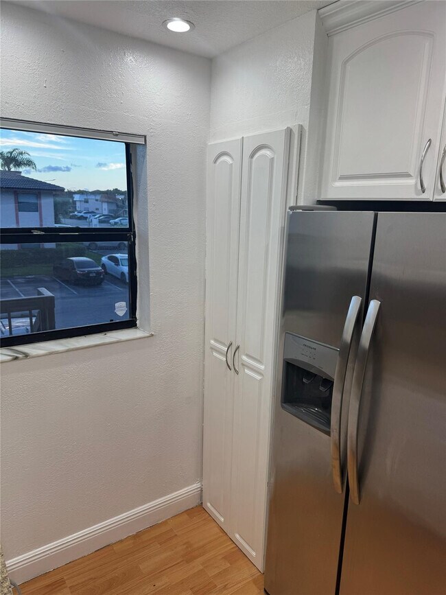 Photo - 851 NE 209th Terrace Unidad 202