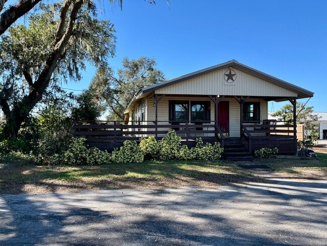 Building Photo - Beautiful Country Home!!