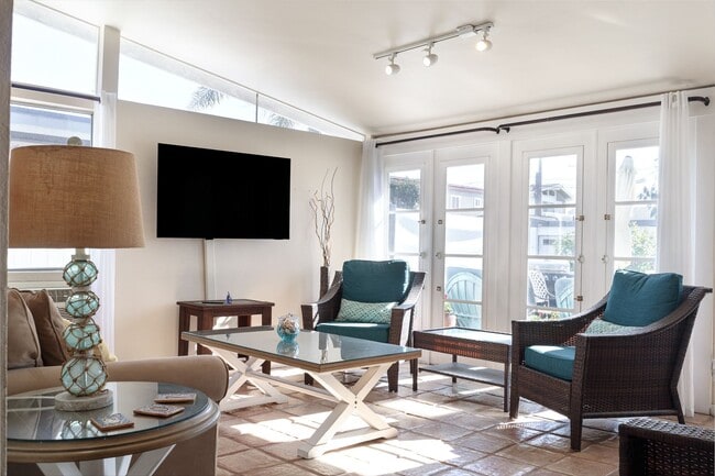 Building Photo - 207 Rossmore- MFR Unit 1