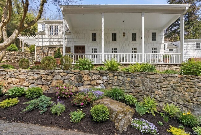 Building Photo - 291 Roaring Brook Rd