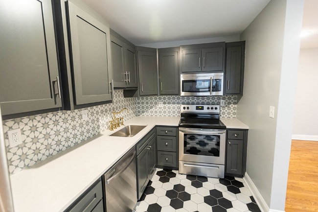 Photo - 3457 Holmes St