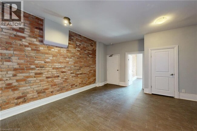 Photo - 477 King St E Unit 13