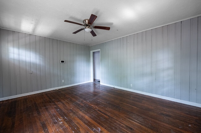 Photo - 1119 Regent St SW