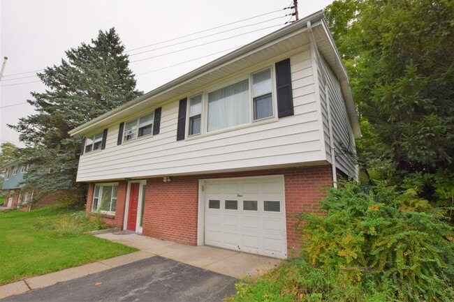 Building Photo - Bright 4 Bedroom Walking to IC Rental