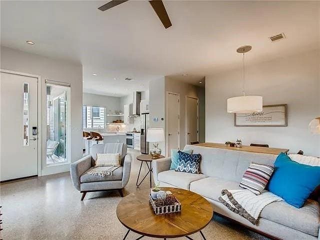 Photo - 402 W 51st St