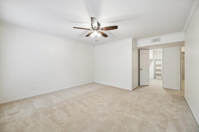 Building Photo - 357 N Post Oak Ln Unit 102