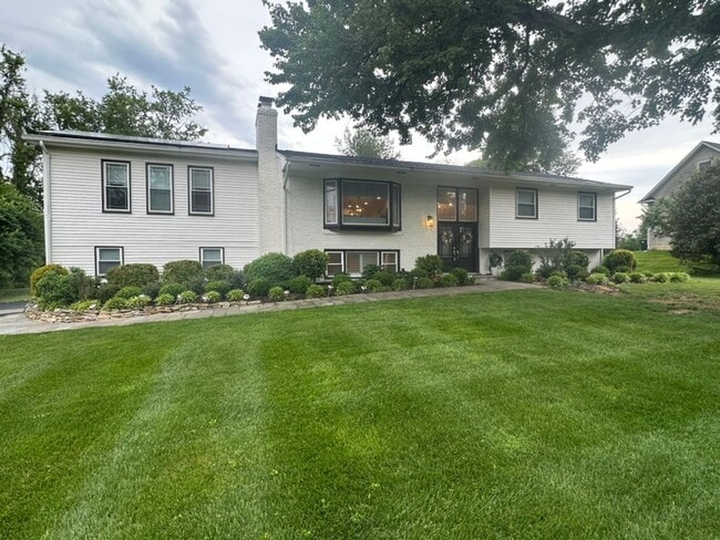 Building Photo - Gorgeous, fully remodeled 5 bed 3 bath centrally located in Great Falls