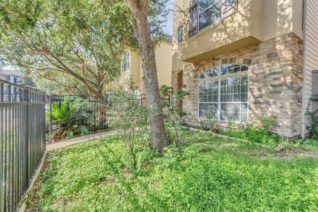 Photo - 9006 Lakes at 610 Dr