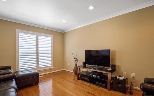 Family Room - 2333 Massanutten Dr