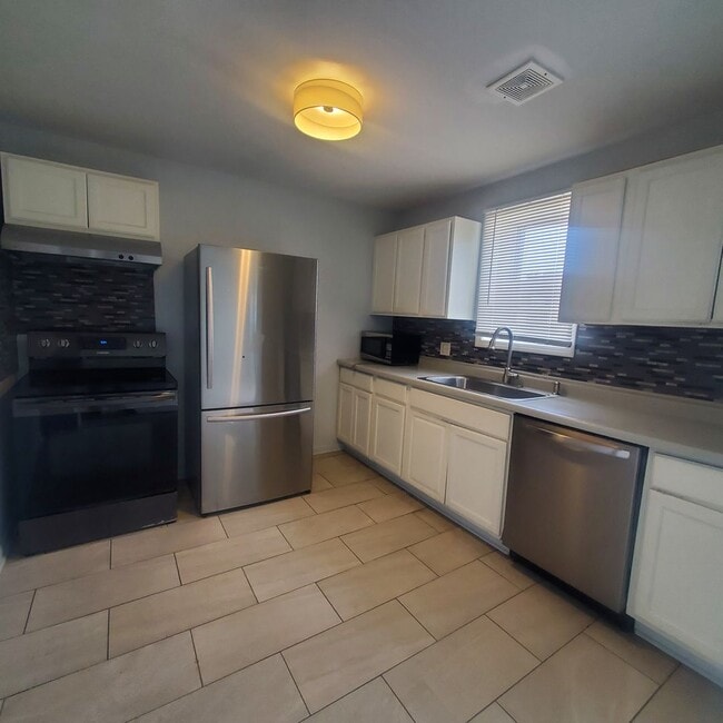 Building Photo - Spacious & Unique 1 Bedroom Cottage