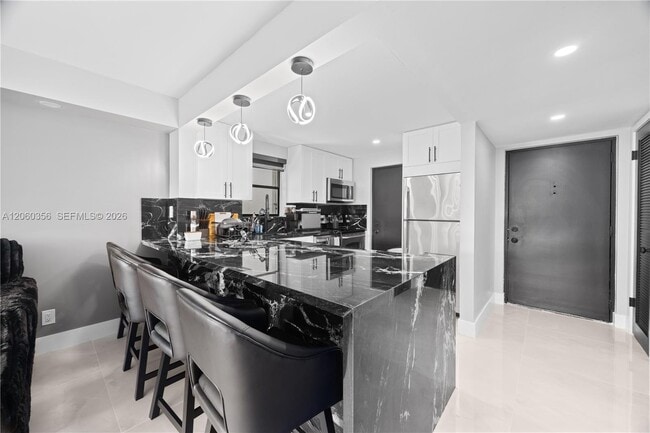 Building Photo - 2302 S Cypress Bend Dr Unit 306