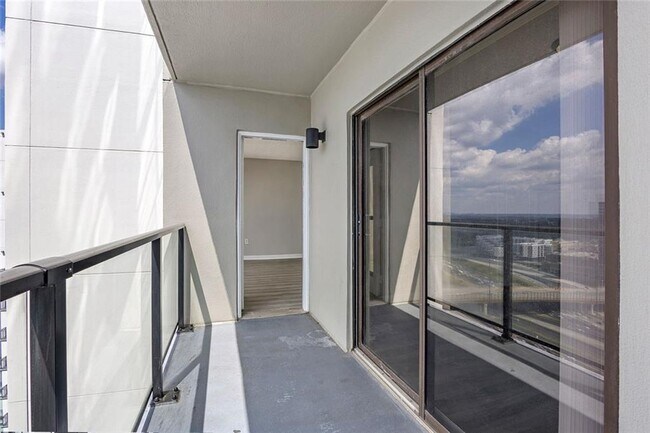 Photo - 1280 W Peachtree St NW Unidad 3304