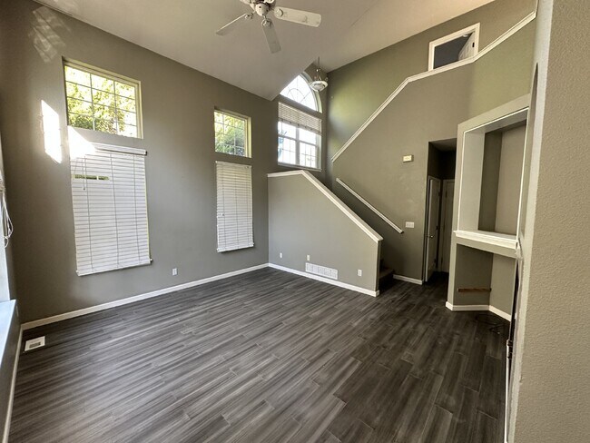 Photo - AVAILABLE JULY! Sleek modern townhome in the heart of Observatory Park Unidad 1