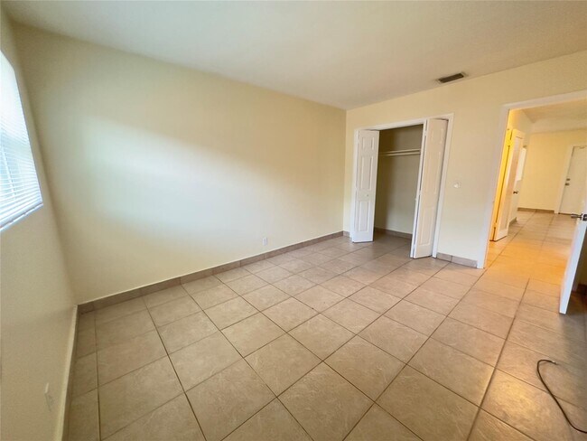 Photo - 251 NE 40th St