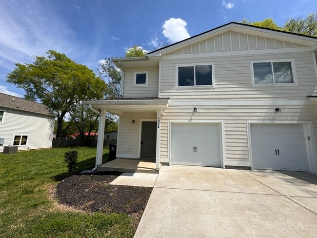 Building Photo - 3 Bedroom, 2.5 bath townhome in the heart of Columbia!