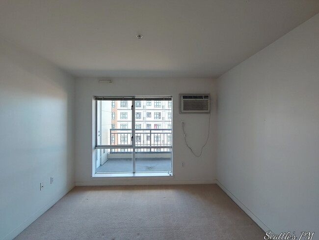 Photo - "Urban Living at Its Best: Spacious 2-Bedroom Retreat with Scenic Views!" Unidad 607