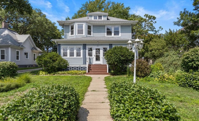 Building Photo - 203 S Division St Rental