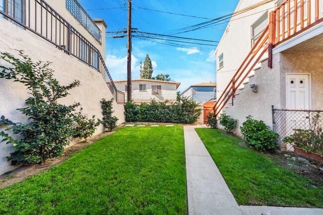 Private enclosed yard for dog - 241 N Cordova St Unit 241