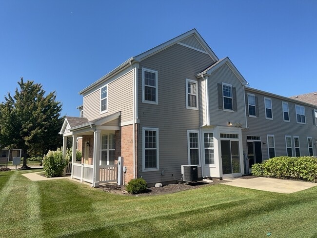 Building Photo - 2216 Evergreen Cir Unit 2216