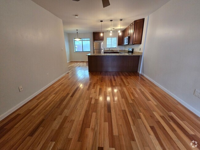 Building Photo - WASHINGTON SQUARE 2 BED 2 BATH BILEVEL APA... Unit 'B' Rental