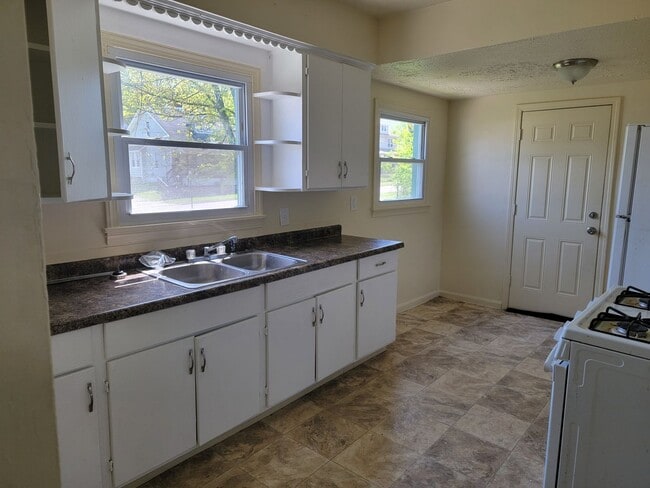 Photo - 570 Talbot Ave