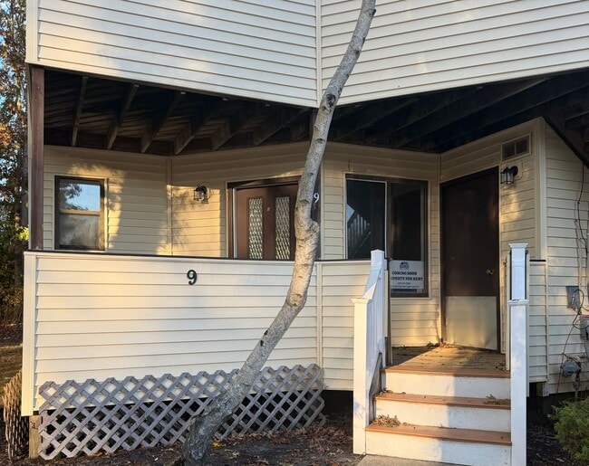 Building Photo - 1 Bedroom, 1 bathroom first floor apartmen... Unit 9